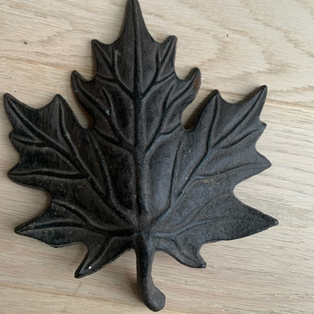 Cast Iron Maple Leaf Door Stop - Picture 1 of 2